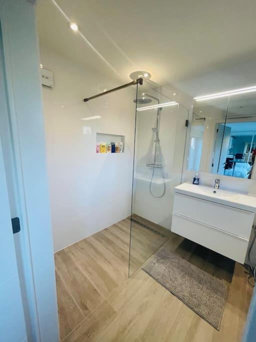Prachtig Guesthouse Met Gratis Parkeren Maasmechelen Exterior foto